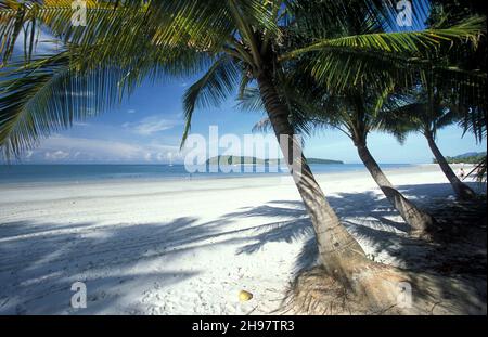 Ein Strand mit Landscape naer Ayer Hangat Village im Norden der Insel Langkawi in Malaysia. Malaysia, Langkawi, Januar 2003 Stockfoto