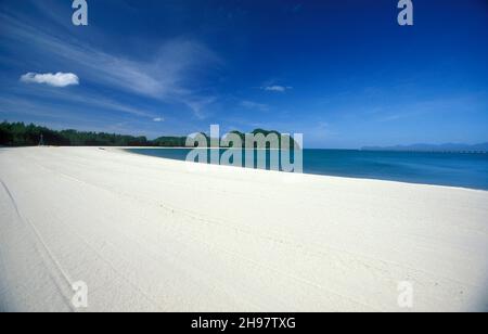 Ein Strand mit Landscape naer Ayer Hangat Village im Norden der Insel Langkawi in Malaysia. Malaysia, Langkawi, Januar 2003 Stockfoto