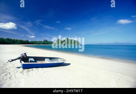 Ein Strand mit Landscape naer Ayer Hangat Village im Norden der Insel Langkawi in Malaysia. Malaysia, Langkawi, Januar 2003 Stockfoto