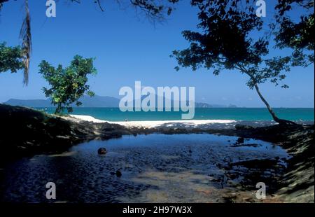 Ein Strand mit Landscape naer Ayer Hangat Village im Norden der Insel Langkawi in Malaysia. Malaysia, Langkawi, Januar 2003 Stockfoto