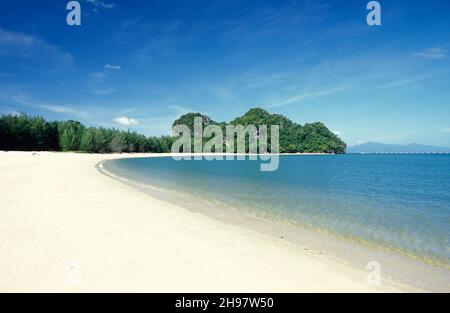 Ein Strand mit Landscape naer Ayer Hangat Village im Norden der Insel Langkawi in Malaysia. Malaysia, Langkawi, Januar 2003 Stockfoto