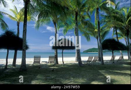 Ein Strand mit Landscape naer Ayer Hangat Village im Norden der Insel Langkawi in Malaysia. Malaysia, Langkawi, Januar 2003 Stockfoto