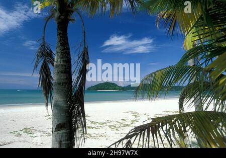 Ein Strand mit Landscape naer Ayer Hangat Village im Norden der Insel Langkawi in Malaysia. Malaysia, Langkawi, Januar 2003 Stockfoto