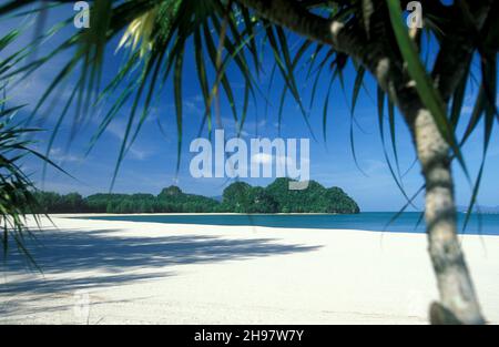 Ein Strand mit Landscape naer Ayer Hangat Village im Norden der Insel Langkawi in Malaysia. Malaysia, Langkawi, Januar 2003 Stockfoto