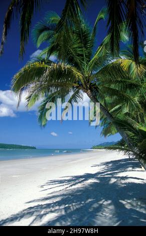 Ein Strand mit Landscape naer Ayer Hangat Village im Norden der Insel Langkawi in Malaysia. Malaysia, Langkawi, Januar 2003 Stockfoto