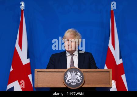 LONDON, ENGLAND, Großbritannien - 27. November 2021 - der britische Premierminister Boris Johnson hält an der Covid-19-Pressekonferenz zusammen mit Chris Whitty, Chief Medical of Stockfoto