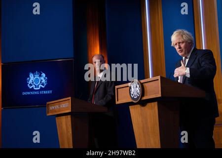 LONDON, ENGLAND, Großbritannien - 27. November 2021 - der britische Premierminister Boris Johnson hält an der Covid-19-Pressekonferenz zusammen mit Chris Whitty, Chief Medical of Stockfoto