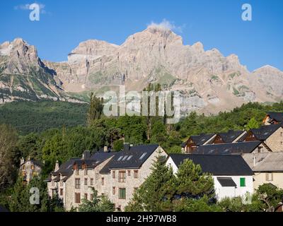 Blick auf Tramacastilla, Valle de Tena, Huesca, Aragon, Spanien. Auf der Rückseite montieren Sie die Peña Telera. Stockfoto