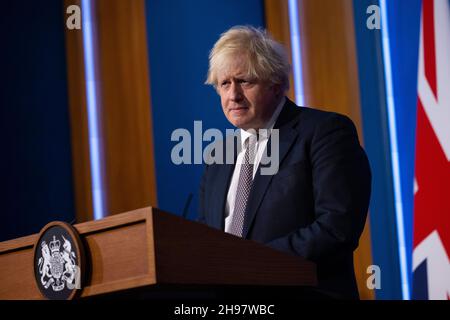 LONDON, ENGLAND, Großbritannien - 27. November 2021 - der britische Premierminister Boris Johnson hält an der Covid-19-Pressekonferenz zusammen mit Chris Whitty, Chief Medical of Stockfoto