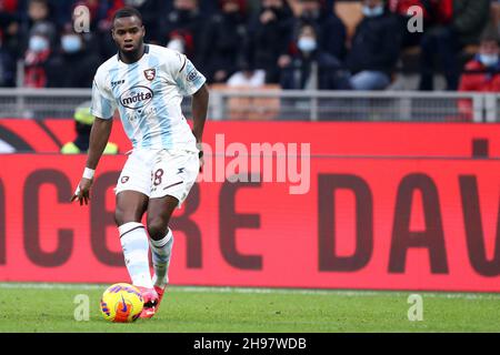 Mailand, Italien. 04th Dez 2021. Lassana Coulibaly von US Salernitana kontrolliert den Ball während des Serie A-Spiels zwischen AC Milan und US Salernitana im Stadio Giuseppe Meazza am 4. Dezember 2021 in Mailand, Italien. Quelle: Marco Canoniero/Alamy Live News Stockfoto