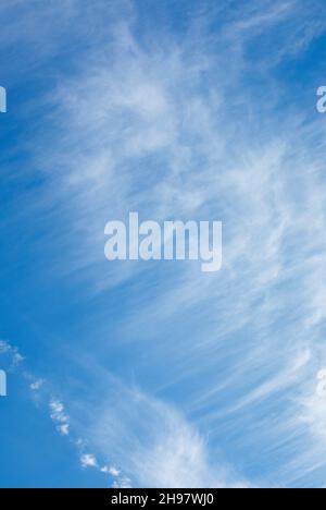 Weiße Wolken am blauen Himmel, Finnland Stockfoto