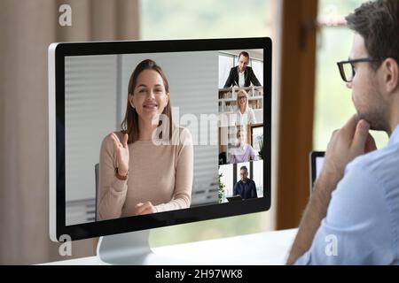 Remote-Mitarbeiter sehen sich das Webinar zum Unternehmen an, virtuelles Coaching Stockfoto