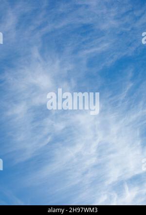 Weiße Wolken am blauen Himmel, Finnland Stockfoto