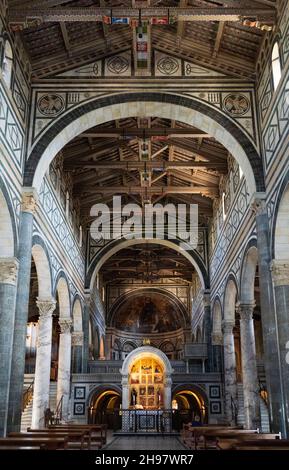 Hauptschiff der Basilika San Miniato al Monte (St. Minien auf dem Berg), eines der schönsten romanischen Bauwerke der Toskana, Florenz, Italien Stockfoto