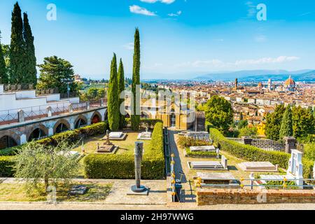 Monumentaler Friedhof der 'Porte Sante' neben der Basilika San Miniato al Monte mit Panoramablick auf das Stadtzentrum von Florenz, die Toskana, Italien Stockfoto