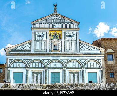 Die façade der Basilika San Miniato al Monte (St. Minien auf dem Berg), eines der schönsten romanischen Bauwerke der Toskana, Florenz, Italien Stockfoto