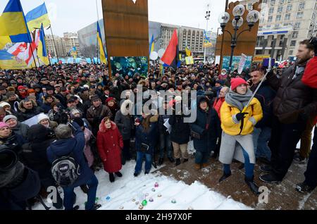 Auf dem Majdan Nezaleschnosti (Unabhängigkeitsplatz) versammelten sich Menschen, um gegen die Politik des ukrainischen Präsidenten Petro Potoschenko zu protestieren. März 18 Stockfoto