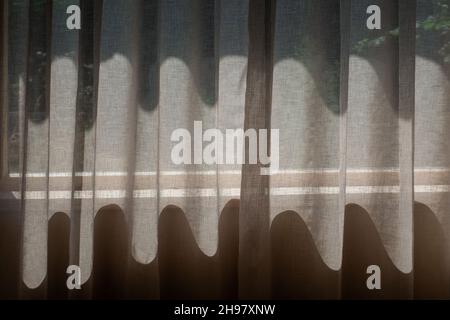 Sonnenlicht durch Netzvorhänge Stockfoto