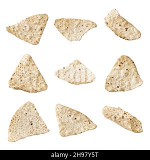 Haufen mexikanischer Nachos-Chips isoliert auf weißem Hintergrund Stockfoto
