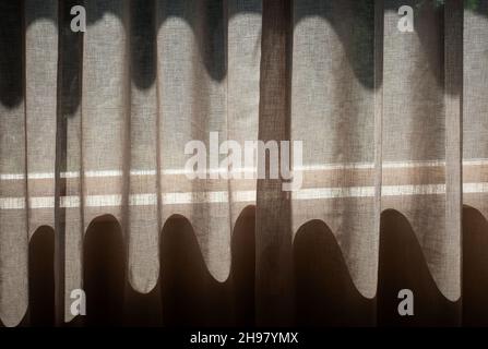 Sonnenlicht durch Netzvorhänge Stockfoto