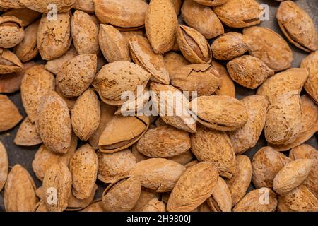 Mandeln mit Salz in ihren Schalen Stockfoto