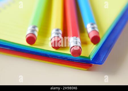 Nahaufnahme von Buntstiften auf Notizblock Stockfoto