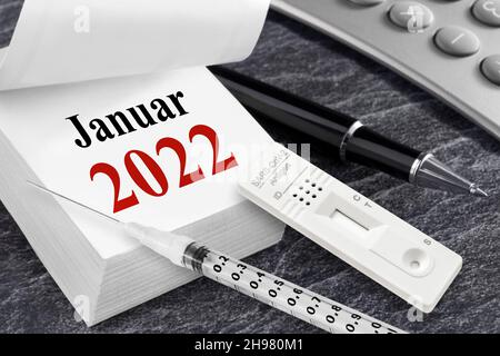 Deutscher Kalender Januar 2022 mit Impfung und Corona Rapid Antigen Test Stockfoto