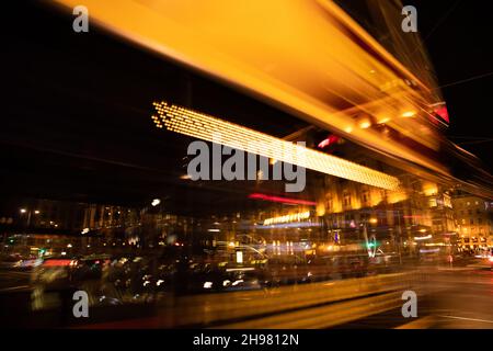 WIEN, ÖSTERREICH - 11. Okt 2021: Die berühmte Wiener Staatsoper in der Nähe Stockfoto