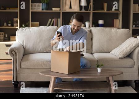 Zufriedener Kunde, der vom Internet-Shop gekauft wurde Stockfoto