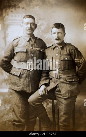 Ein Bild aus der Zeit des Ersten Weltkriegs von zwei britischen Soldaten, Corporals. Sie sehen aus, als wären sie Brüder. Stockfoto