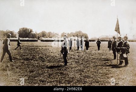 Ein historisches Foto des deutschen Kaisers Friedrich Wilhelm II. In einer Militärparade. Die Stahlhelms, die von einigen Soldaten getragen wurden, datieren sie auf ca. 1916-1918. Stockfoto