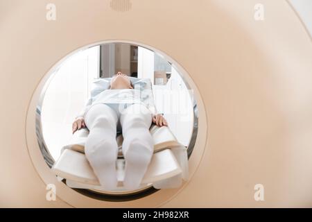 Medizinischer CT- oder MRI-Scan mit einem Patienten im modernen Krankenhauslabor. Innenansicht der Radiographie-Abteilung. Technologisch fortschrittliche Ausrüstung in Stockfoto