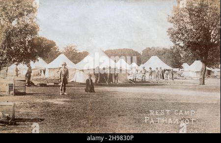 Eine historische Ansicht der britischen Armee und des britisch-indischen Armee-Restlagers in Pathankot, Punjab, British Colonial India, während des frühen 1900s. Stockfoto