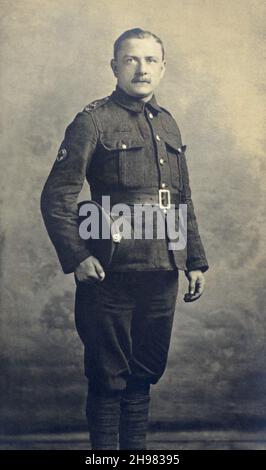 Ein Porträt eines Soldaten der britischen Armee, eines Privatperson in einer territorialen Einheit des Royal Army Medical Corps (RAMC), aus der Zeit des Ersten Weltkriegs. Stockfoto