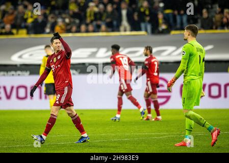 Torjubel: Robert Lewandowski (München) Borussia Dortmund - Bayern München 04.12.2021, Fussball; 1. Bundesliga, Saison 2021/22 Foto: Moritz Müller Copyright (nur für journalistische Zwecke) by : Moritz Müller, Wilhelm-Raabe-Str.18, 40470 Düsseldorf. Tel 0211-13954918. MB.: 0176-81034275; Honorar zzgl. 7 % UmSt. + Belegexemplar; Commerzbank, Konto: 3813045, BLZ: 30040000; IBAN: DE49 3004 0000 0381 3045 00; Finanzamt Düsseldorf-Nord, Steuernummer: 105/5193/1677 Stockfoto