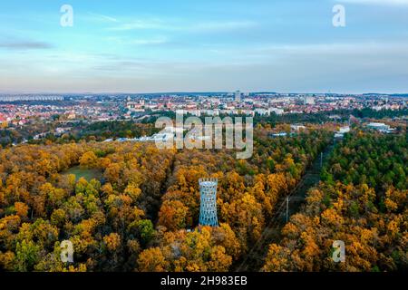 Herrlicher Aussichtsturm neben veszperm Stadt in Ungarn. Fantastische Herbststimmung auf diesem Foto. Vezprem Stadtbild im Hintergrund Stockfoto