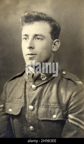 Ein Porträt eines Soldaten der britischen Armee, eines Korporalen in einer Territorialeinheit des Royal Army Medical Corps (RAMC), aus der Zeit des Ersten Weltkriegs. Stockfoto