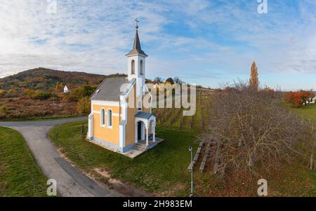 Erstaunliche kleine Kapelle in der Nähe des Plattensees in Ungarn. Neben der Stadt Lencseitsvand. Erstaunliche Stimmung im Herbst mit Traubenfeldern. Dieser Gebäudename ist jungfräulich Stockfoto