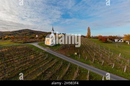 Erstaunliche kleine Kapelle in der Nähe des Plattensees in Ungarn. Neben der Stadt Lencseitsvand. Erstaunliche Stimmung im Herbst mit Traubenfeldern. Dieser Gebäudename ist jungfräulich Stockfoto