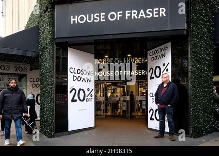 4th. Dezember 2021; der Flagship-Store des House of Fraser in der Oxford Street, London, soll im Januar 2022 geschlossen werden. Die Eigentümer des Gebäudes haben die Planungsgenehmigung erhalten, den Standort in sechs Stockwerke mit Büros umzubauen, wobei sich der Einzelhandel im Erdgeschoss befindet. Das heutige Gebäude in der Oxford Street 318 steht seit 1937. Stockfoto