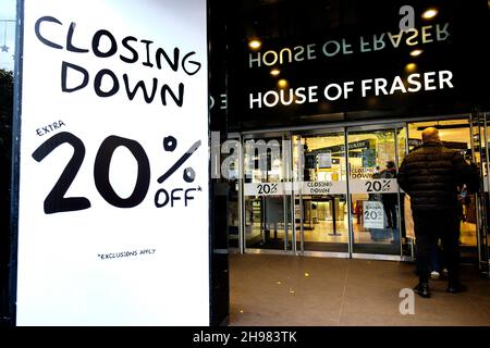 4th. Dezember 2021; der Flagship-Store des House of Fraser in der Oxford Street, London, soll im Januar 2022 geschlossen werden. Die Eigentümer des Gebäudes haben die Planungsgenehmigung erhalten, den Standort in sechs Stockwerke mit Büros umzubauen, wobei sich der Einzelhandel im Erdgeschoss befindet. Das heutige Gebäude in der Oxford Street 318 steht seit 1937. Stockfoto