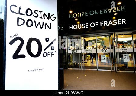 4th. Dezember 2021; der Flagship-Store des House of Fraser in der Oxford Street, London, soll im Januar 2022 geschlossen werden. Die Eigentümer des Gebäudes haben die Planungsgenehmigung erhalten, den Standort in sechs Stockwerke mit Büros umzubauen, wobei sich der Einzelhandel im Erdgeschoss befindet. Das heutige Gebäude in der Oxford Street 318 steht seit 1937. Stockfoto