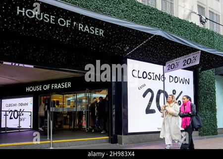 4th. Dezember 2021; der Flagship-Store des House of Fraser in der Oxford Street, London, soll im Januar 2022 geschlossen werden. Die Eigentümer des Gebäudes haben die Planungsgenehmigung erhalten, den Standort in sechs Stockwerke mit Büros umzubauen, wobei sich der Einzelhandel im Erdgeschoss befindet. Das heutige Gebäude in der Oxford Street 318 steht seit 1937. Stockfoto