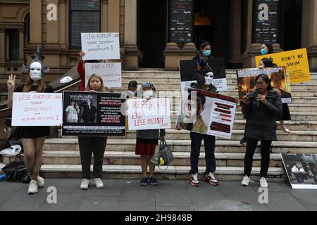 Sydney, Australien. 5th Dez 2021. Die Thailänder protestierten vor dem Rathaus von Sydney gegen die Gesetze der Lese-Majestät. Kredit: Richard Milnes/Alamy Live Nachrichten Stockfoto