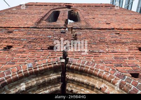 Die ruinierte gotische Backsteinkirche des Hl. Johannes des Evangelisten brannte 1945 während des Zweiten Weltkriegs in Fiszewo, Polen, aus. September 10th 2021 © Wojciech Strozyk / Alamy Stockfoto