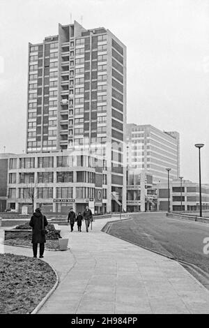 Britische brutalistische Architektur – hier bei der verlassenen Grayfriars-Entwicklung auf dem Franciscan Way, Ipswich, Suffolk, England, Großbritannien, fotografiert nicht lange nach der Fertigstellung Mitte 1960s. Die Straße war Teil einer unvollendeten Ringstraße. Die Greyfriars Entwicklung in den frühen 1960s gebaut. Die Entwicklung war kein Erfolg und wurde teilweise überarbeitet und der Rest abgerissen (einschließlich des niedrigen Gebäudes rechts). Der Franciscan Tower (Mitte links) ist ein Appartementblock. Es wurde 1990s umkleidet und in St. Francis Court umbenannt. Leider wurde er in entzündliches HPL-Material umkleidet – ein Vintage-Foto aus dem Jahr 1960s. Stockfoto