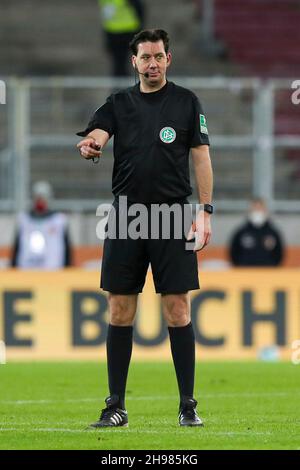 Augsburg, Deutschland. 13th Dez, 2020. firo: 13.12.2020 Fuvuball: Fußball: 1st Bundesliga, Saison 2020/21 FC Augsburg - FC Schalke 04 Schiedsrichter Manuel GRV§fe Gesture, Gesture Credit: Max Ellerbrake/firo/Pool/dpa/Alamy Live News Stockfoto