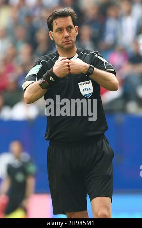 Hamburg, Deutschland. 05th Nov, 2016. firo: 20.05.2017 Fuvuball, Saison 2016/2017 1st Bundesliga: HSV Hamburg Hamburger Sportverein - VFL Wolfsburg Schiedsrichter, Manuel GRV§fe, GeStiK Credit: dpa/Alamy Live News Stockfoto