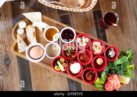 Köstliches traditionelles türkisches Frühstück mit türkischem Tee auf dem Holztisch. Stockfoto