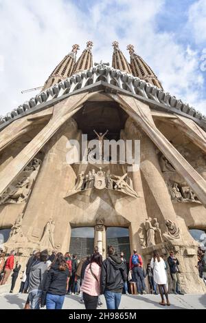 Barcelona, Spanien - 22 Nov, 2021: Statuen an der Außenseite der Sagrada Familia, entworfen vom modernistischen Architekten Antoni Gaudi. Barcelona Stockfoto